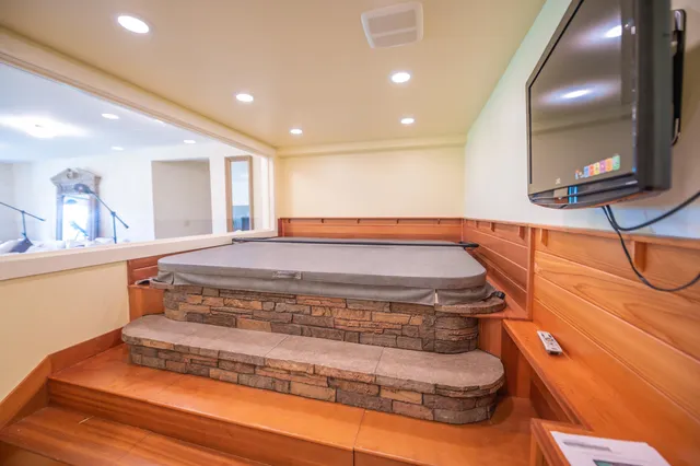 $2,250,000 | 71 Overlook Drive, West Dover, VT 05356