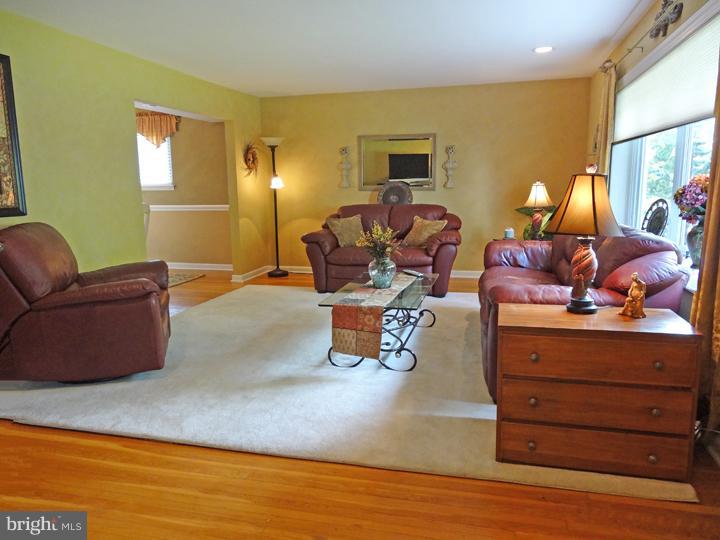267 Beaver Road Southampton, PA 18966 - Photo 3 of 25 Living Room