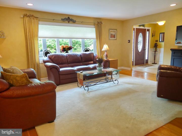 267 Beaver Road Southampton, PA 18966 - Photo 4 of 25 Living Room