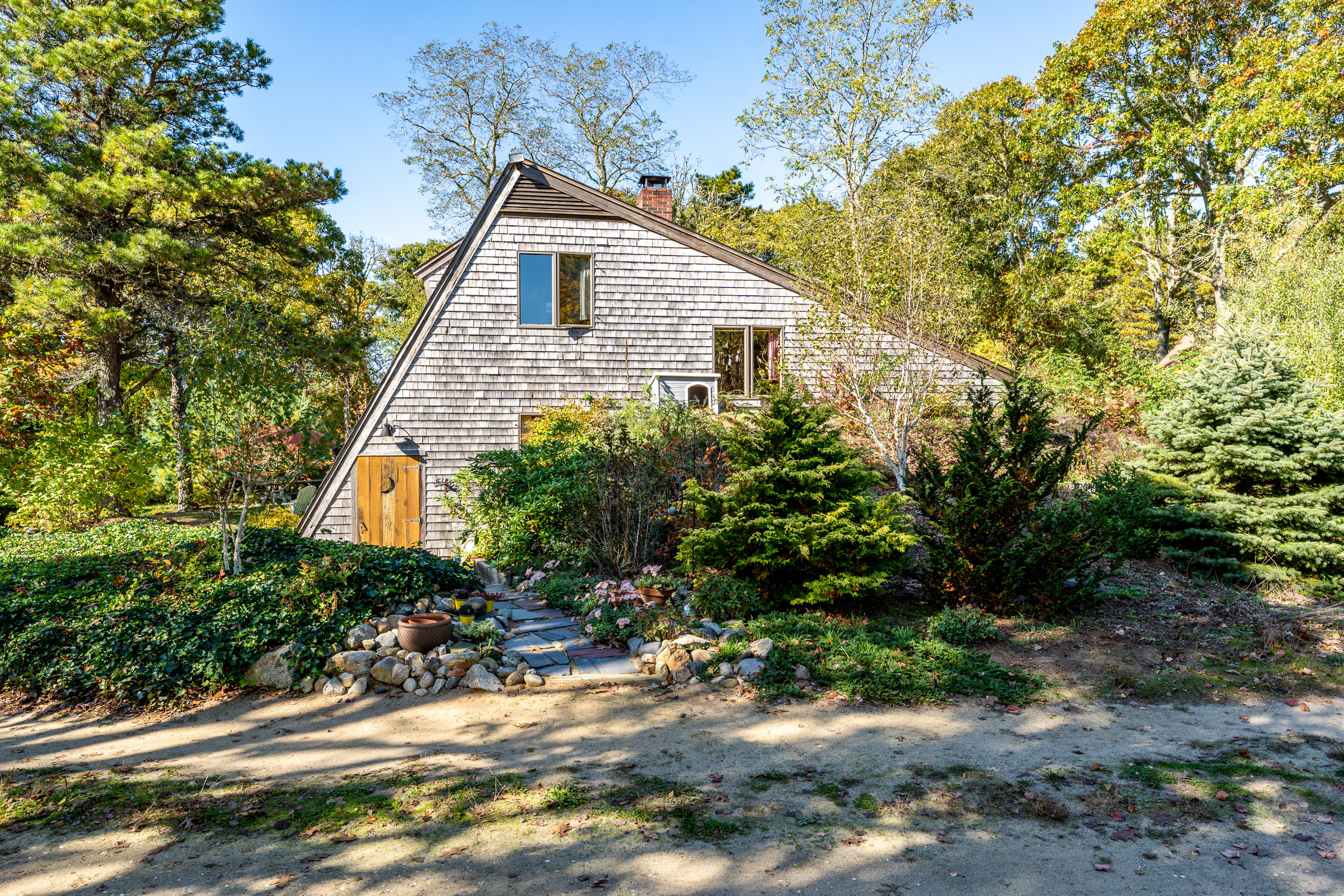 a view of a outdoor space with a house and garden