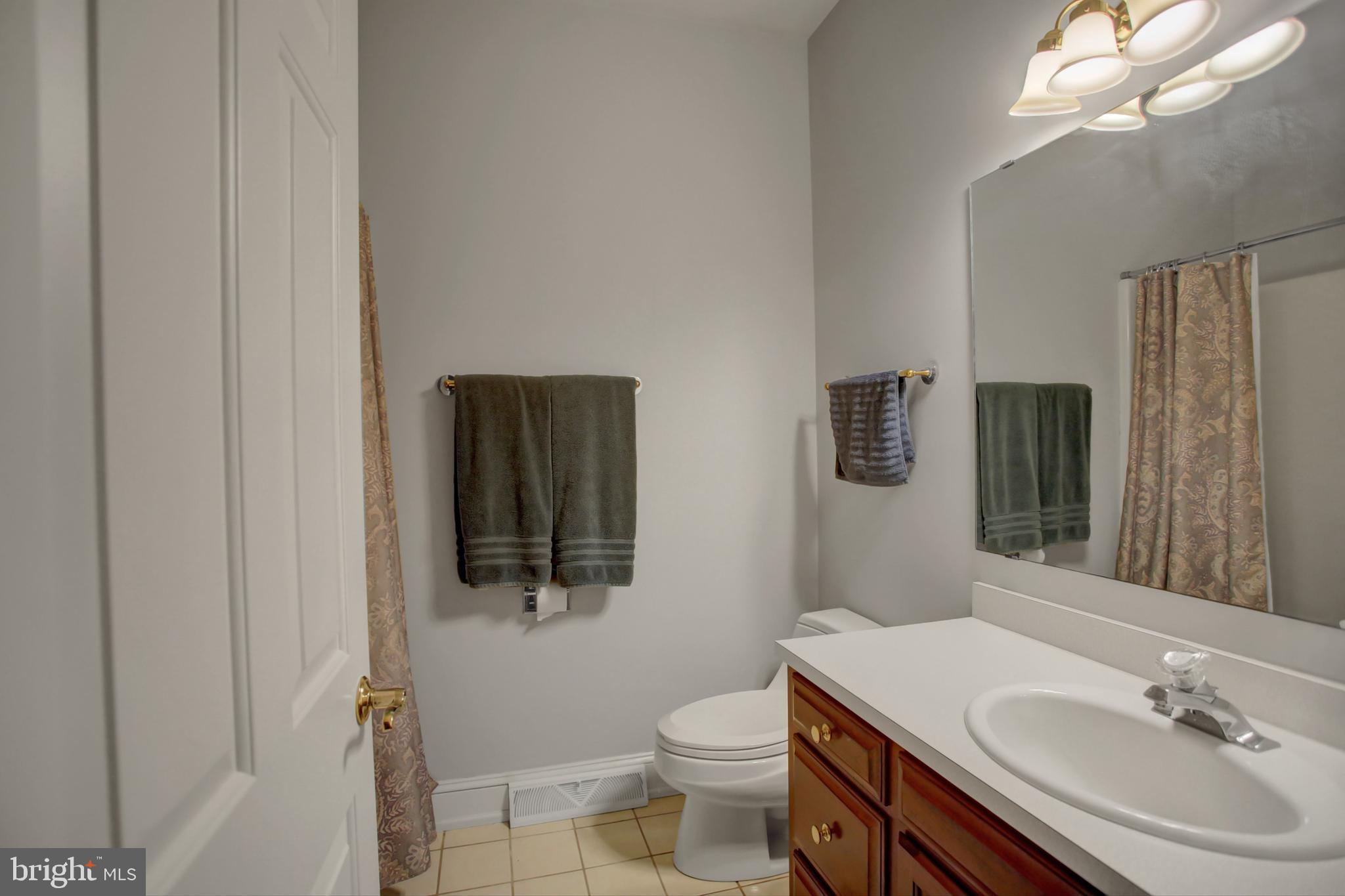 550 Kohler Road Chambersburg, PA 17202 - Photo 9 of 55 Guest bathroom