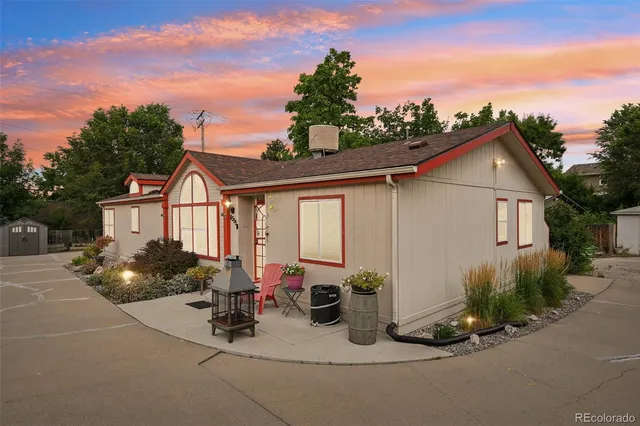a view of a house with backyard and sitting area