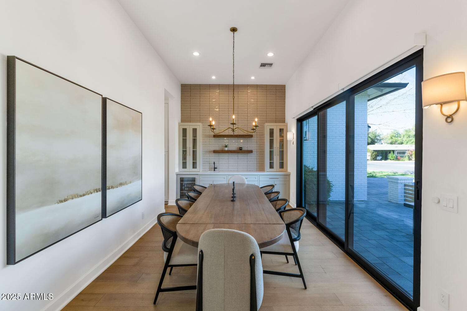 4147 East Clarendon Avenue Phoenix, AZ 85018 - Photo 5 of 27 4147 E Clarendon Ave-large-009-024-4147