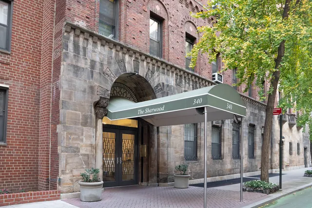 $875,000 | 340 West 55th Street, Unit 6D | Hell's Kitchen