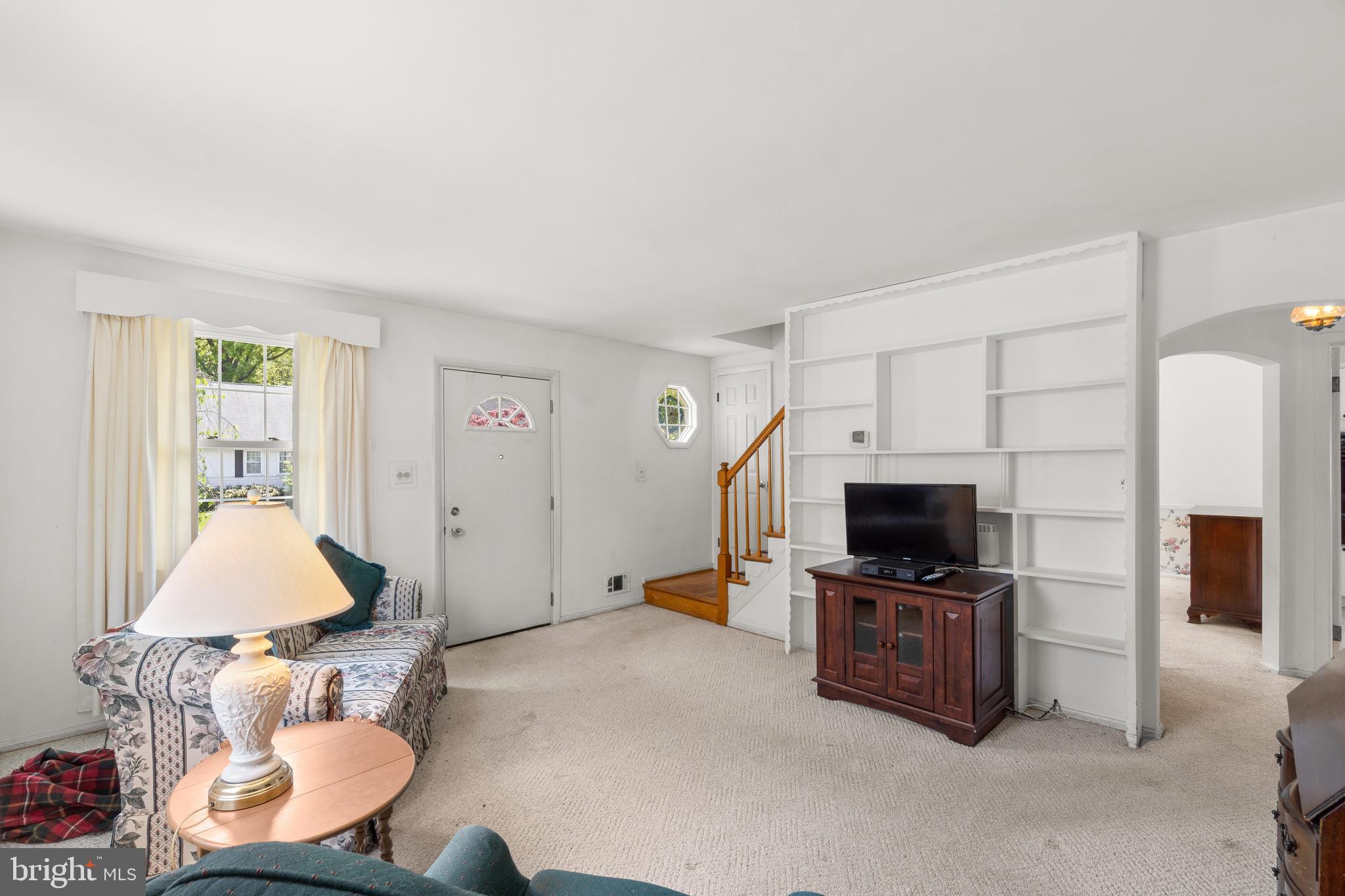 930 Homberg Avenue Baltimore, MD 21221 - Photo 5 of 39 Living Room