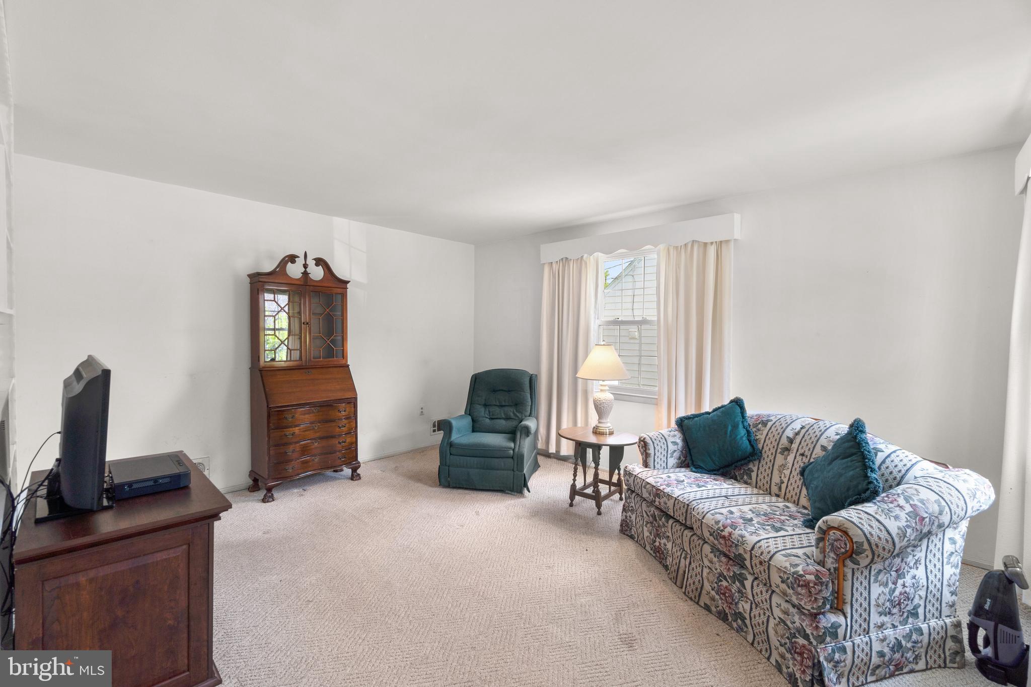 930 Homberg Avenue Baltimore, MD 21221 - Photo 7 of 39 Living Room
