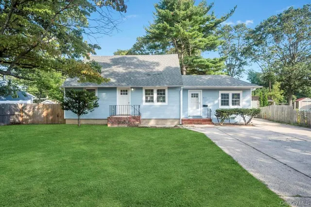 $699,000 | 815 Udall Road, West Islip, NY 11795