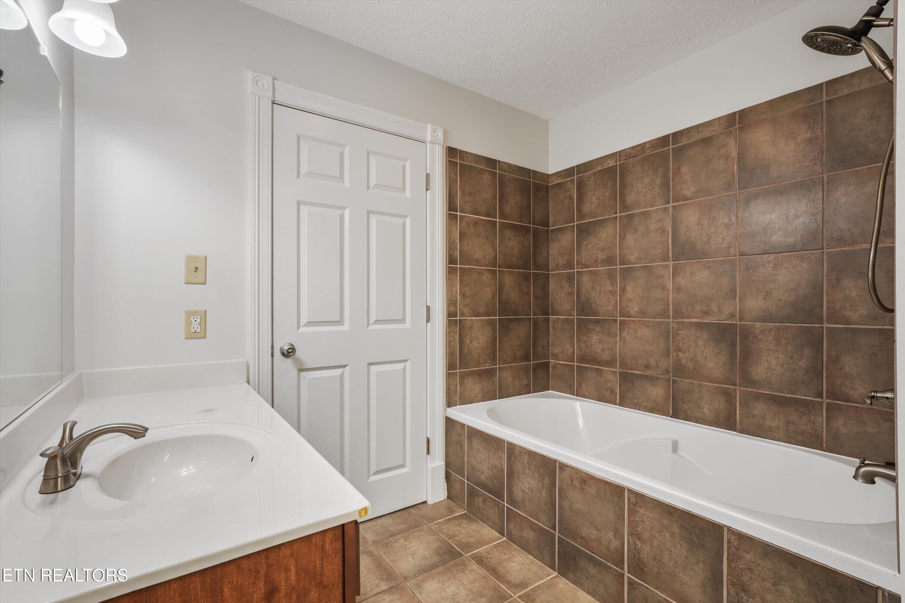 4516 Pleasant Ridge Road Knoxville, TN 37912 - Photo 15 of 24 4516-pleasant-ridge-full-bath