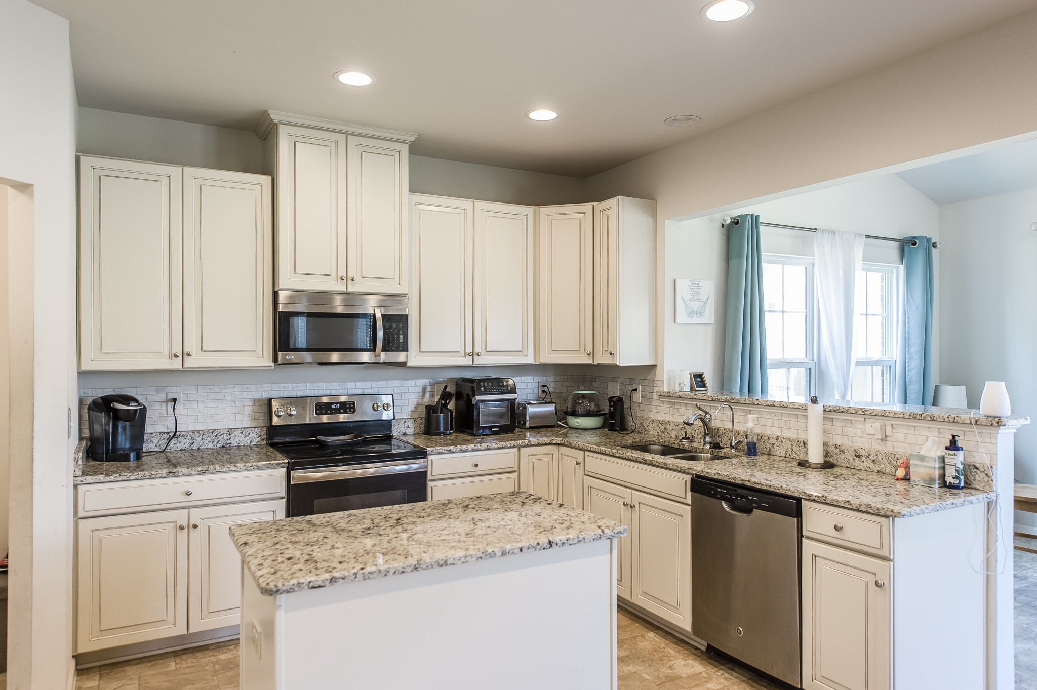 140 Hackney Lane Gallatin, TN 37066 - Photo 21 of 57 a kitchen with stainless steel appliances granite countertop a sink stove and cabinets