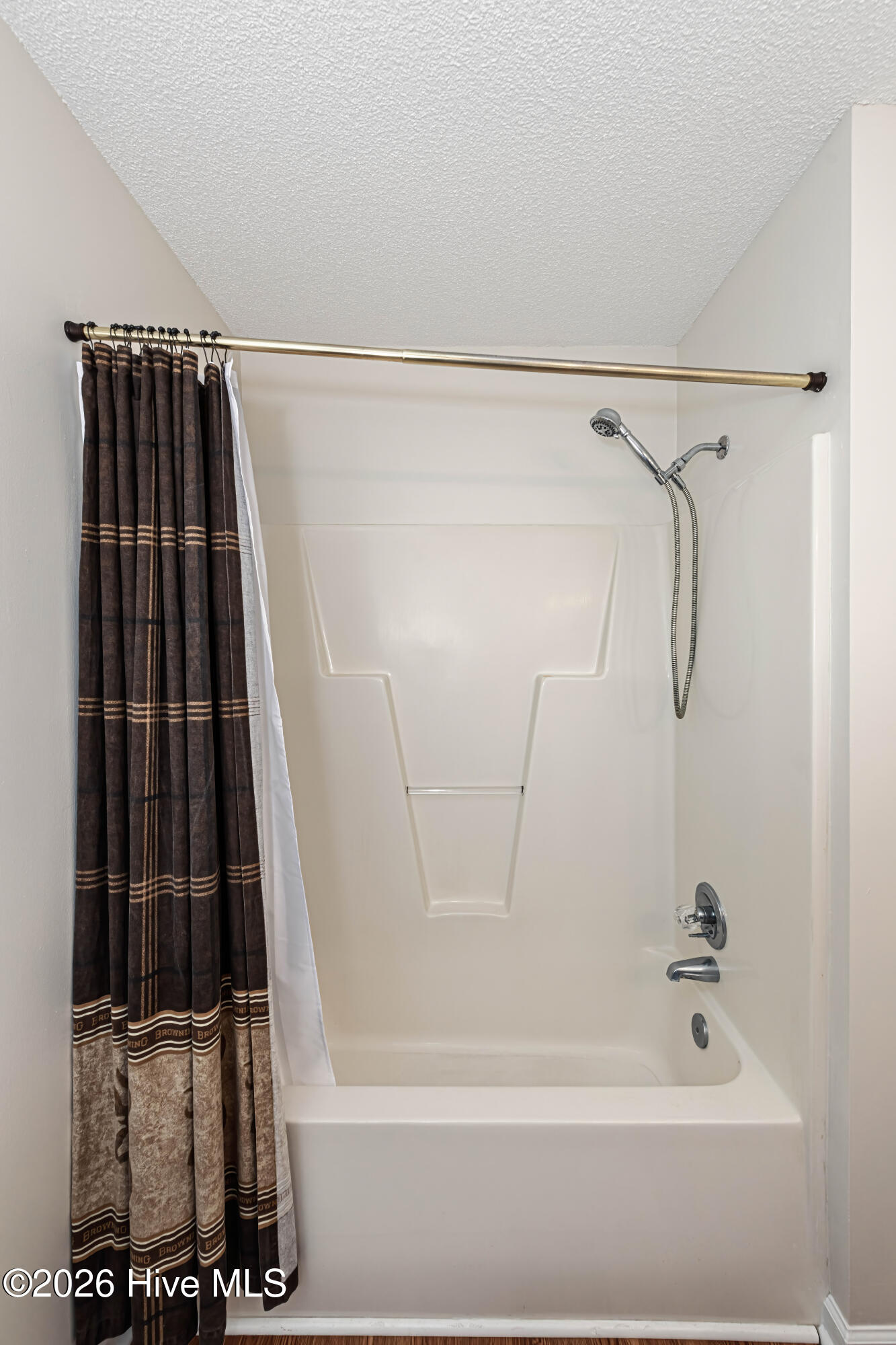 319 Riggs Road Hubert, NC 28539 - Photo 26 of 68 Hallway full bathroom