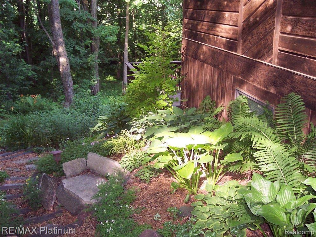 328 Francis Road Howell, MI 48843 - Photo 10 of 20 Flowers3.jpg