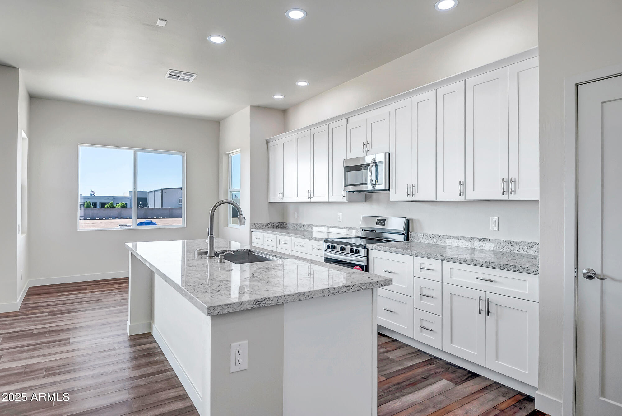25113 West Lowden Road Wittmann, AZ 85361 - Photo 7 of 37 Kitchen