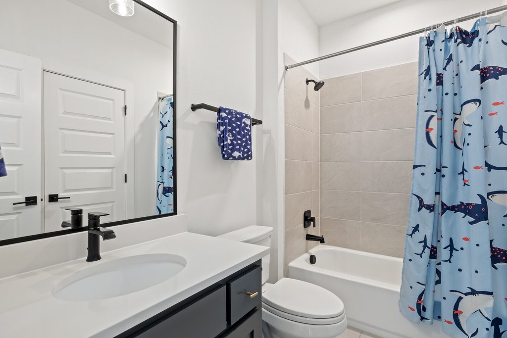 802 Geiger Path Austin, TX 78738 - Photo 24 of 40 Third full bathroom featuring vanity and shower / bath combo.