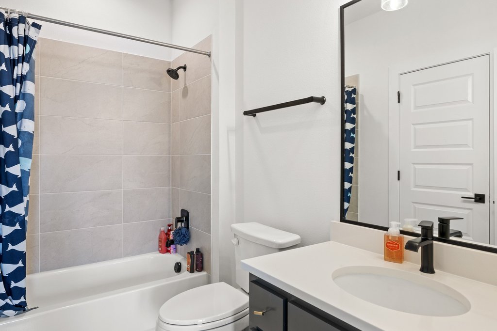 802 Geiger Path Austin, TX 78738 - Photo 26 of 40 Fifth full bathroom featuring vanity and shower / tub combo
