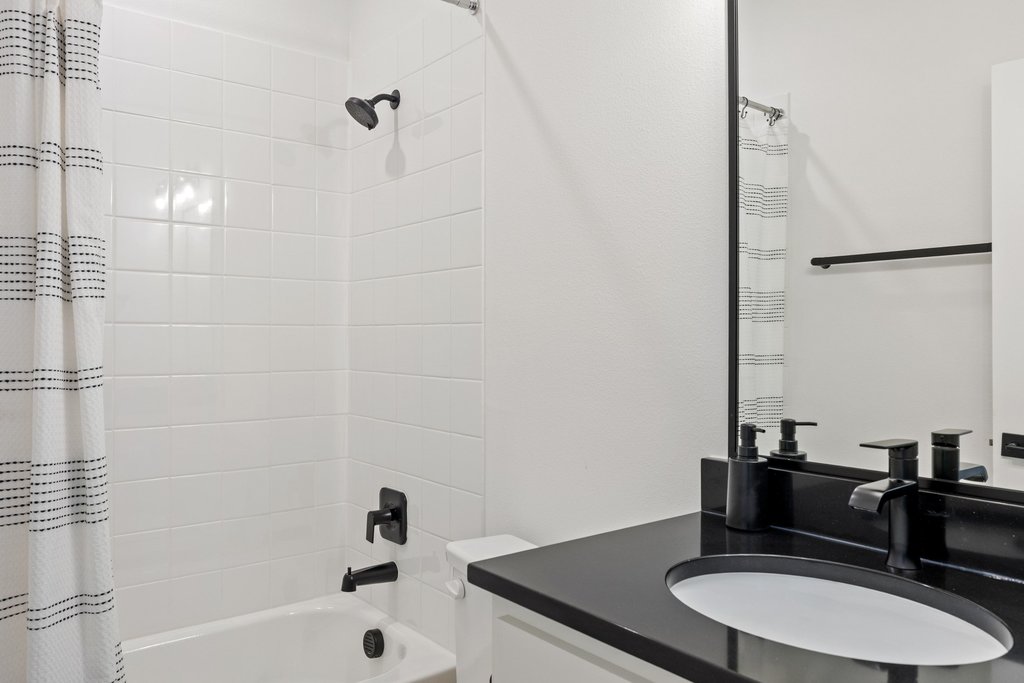 802 Geiger Path Austin, TX 78738 - Photo 28 of 40 Fourth full bathroom featuring vanity and shower / tub combo