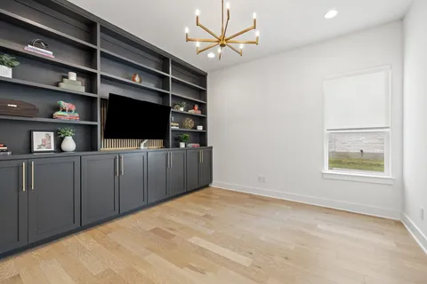 a view of a livingroom with furniture