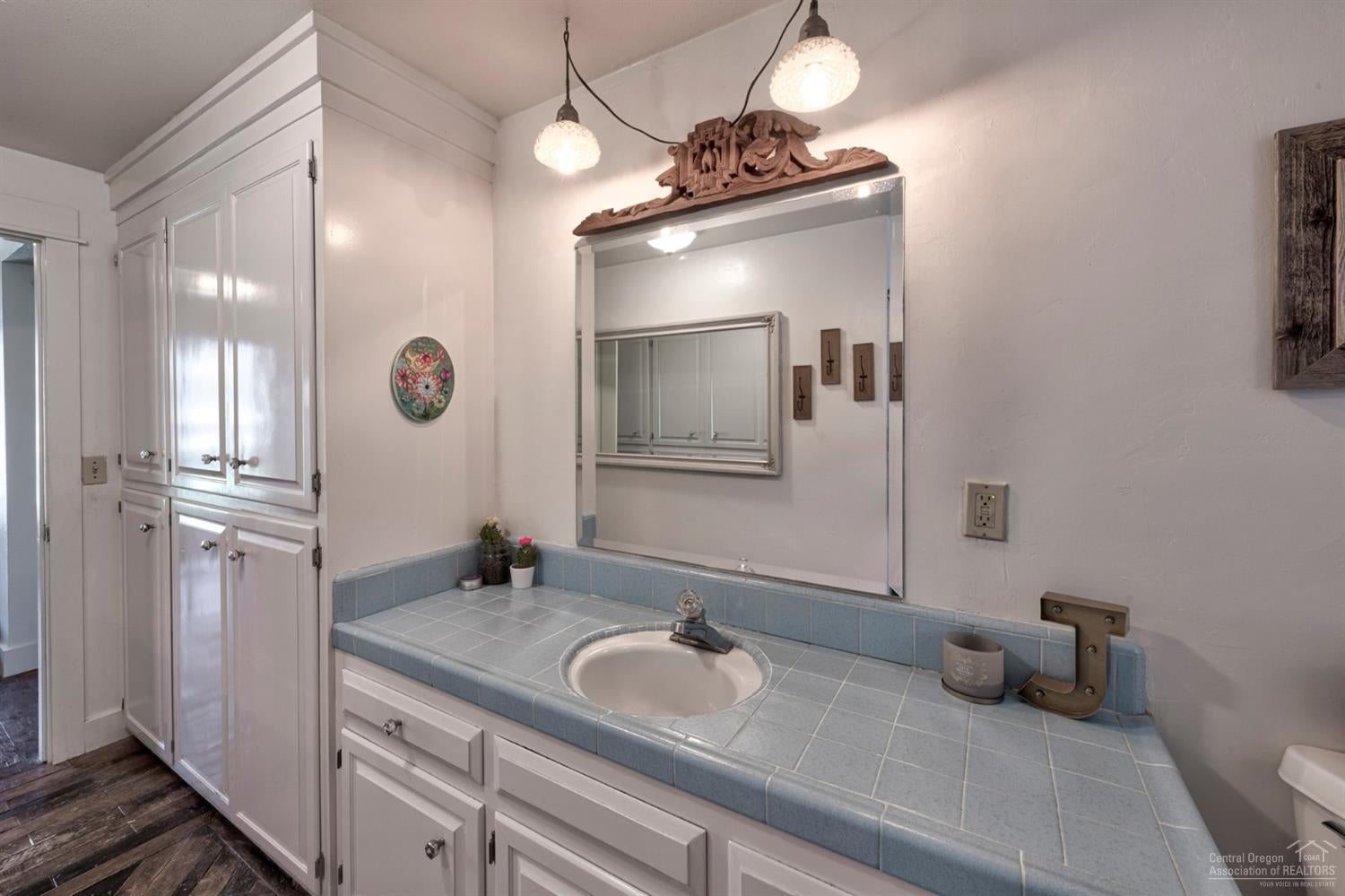20139 Glen Vista Road Bend, OR 97703 - Photo 18 of 39 Guest bath located near the 2 other bedr