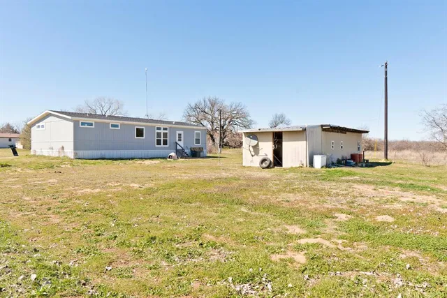 a view of backyard of the house