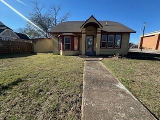 611 Chestnut Street Bonham, TX 75418 - Photo 2 of 14 a front view of a house with garden