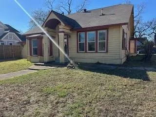 a view of house with yard