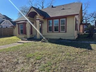 611 Chestnut Street Bonham, TX 75418 - Photo 3 of 14 a view of house with yard