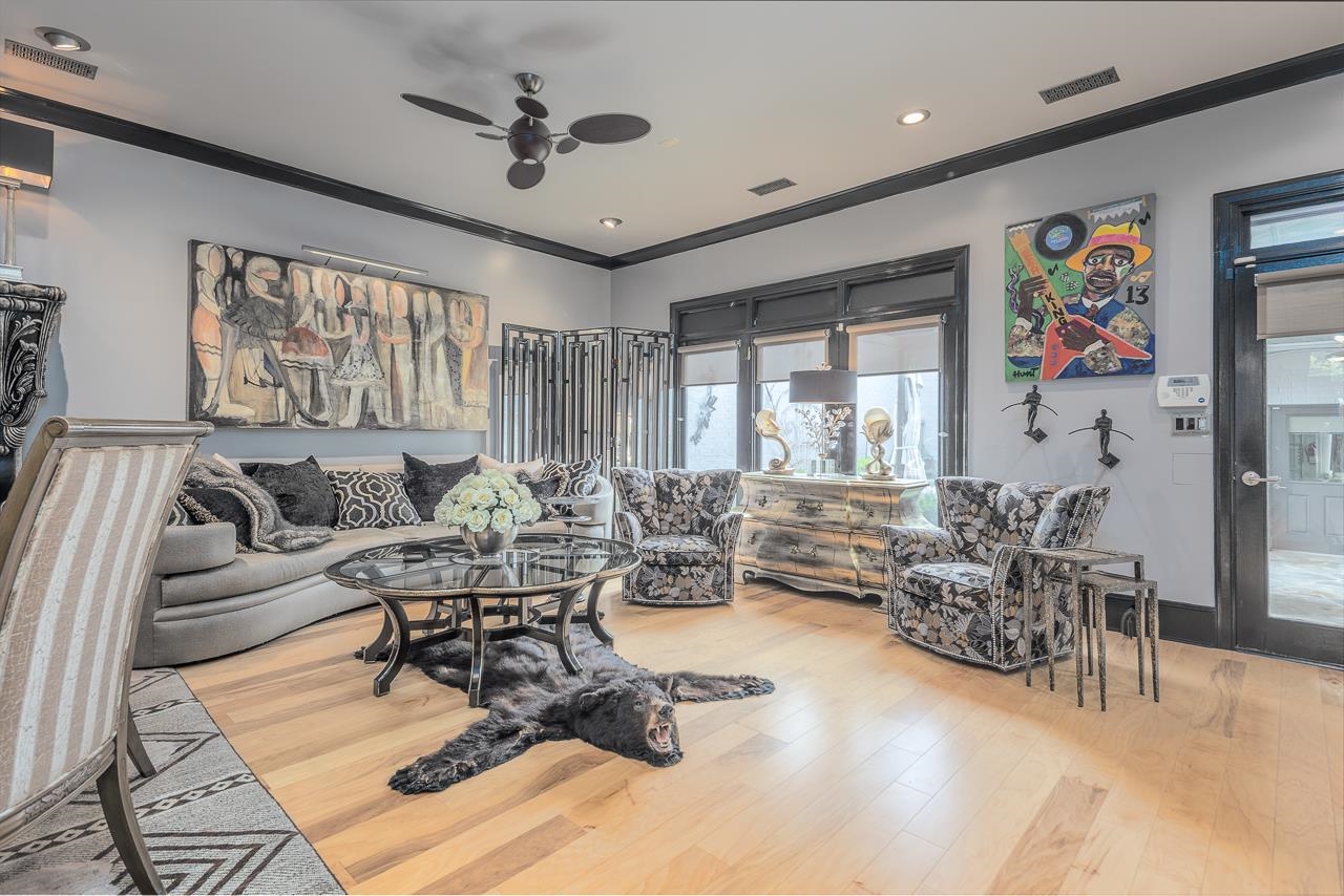 573 South Front Street Memphis, TN 38103 - Photo 19 of 40 a living room with furniture large window and a table
