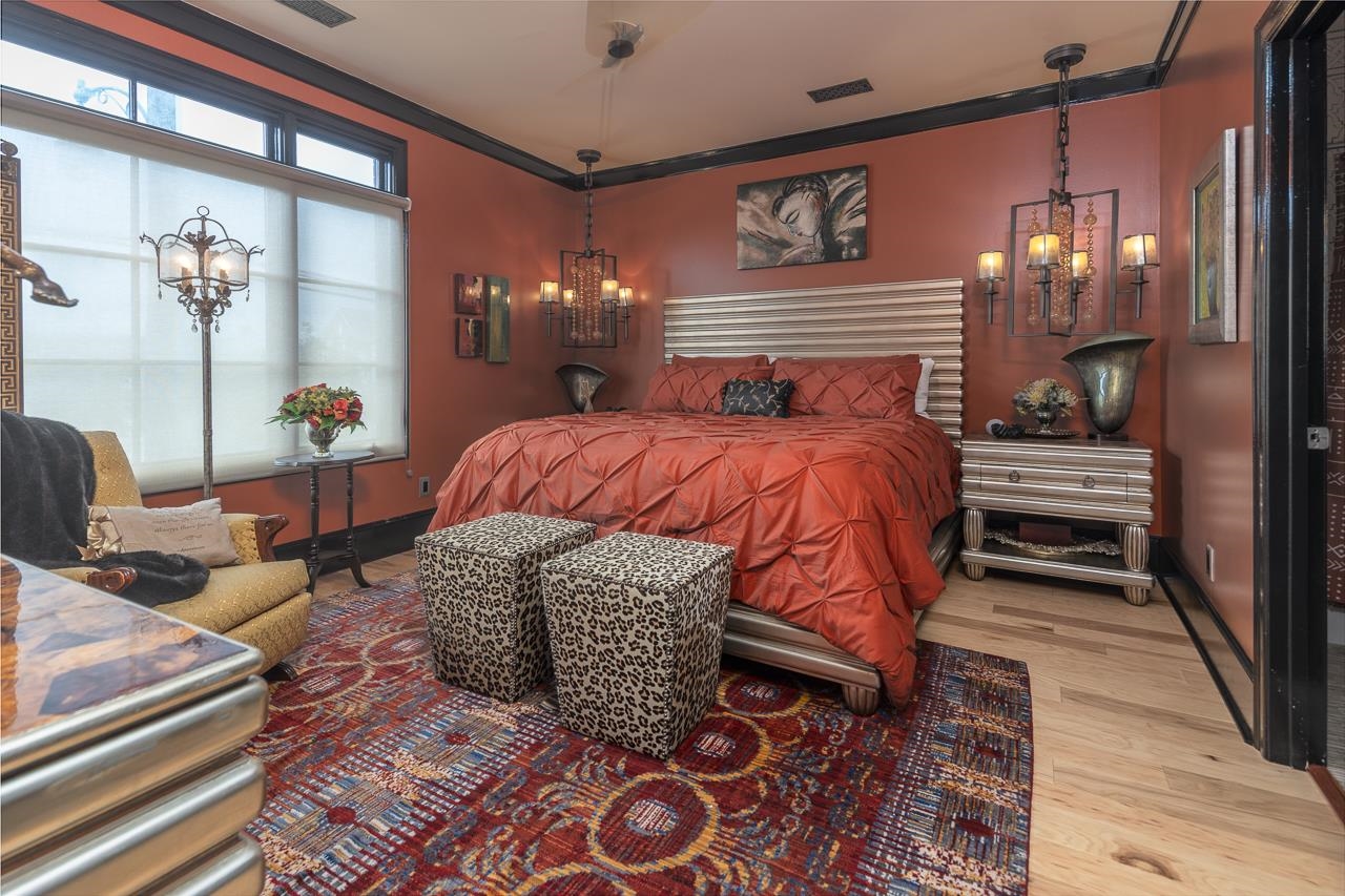 573 South Front Street Memphis, TN 38103 - Photo 20 of 40 a bedroom with a bed and lamp