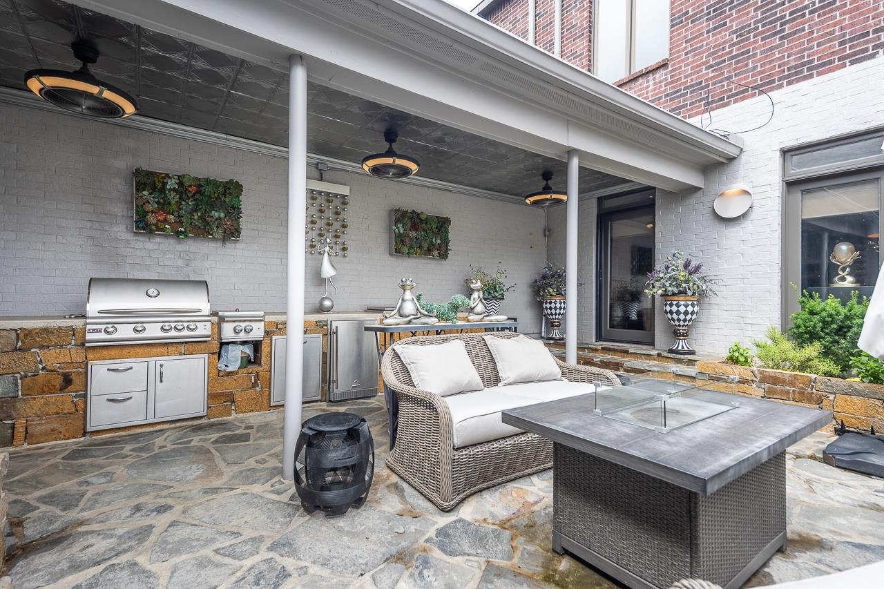 573 South Front Street Memphis, TN 38103 - Photo 37 of 40 a living room with furniture and a kitchen