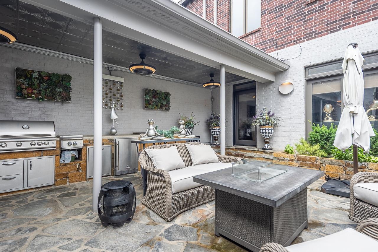 573 South Front Street Memphis, TN 38103 - Photo 38 of 40 a living room with stainless steel appliances kitchen island granite countertop a table and chairs in it