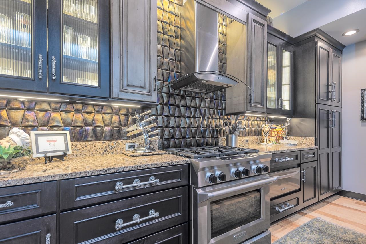 573 South Front Street Memphis, TN 38103 - Photo 9 of 40 a kitchen with a stove and a window