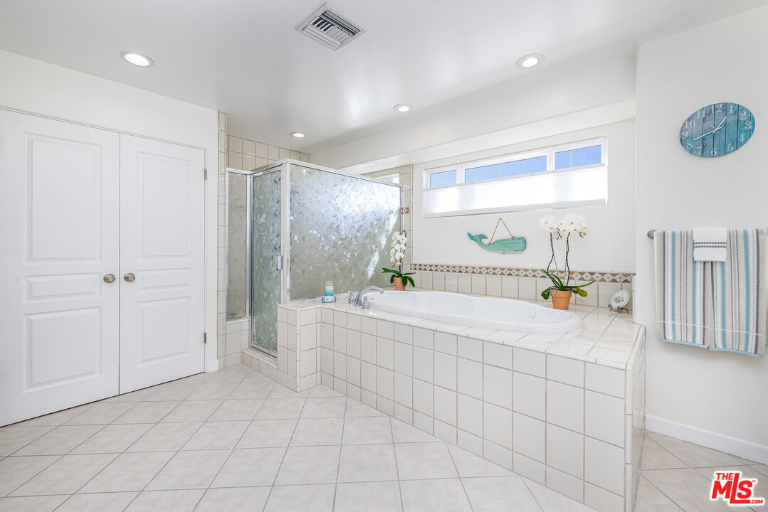 5101 Breakwater Way Oxnard, CA 93035 - Photo 21 of 39 a spacious bathroom with a tub a mirror and shower