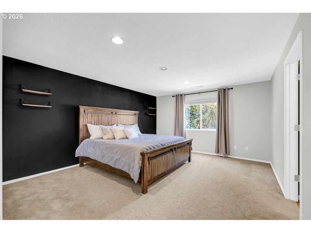 24969 Perkins Road Veneta, OR 97487 - Photo 18 of 28 Primary Bedroom
