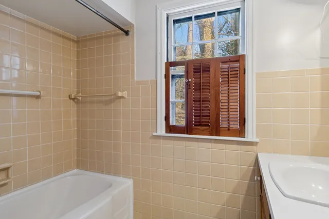 $350,000 | 210 South Gladstone Avenue, Aurora, IL 60506