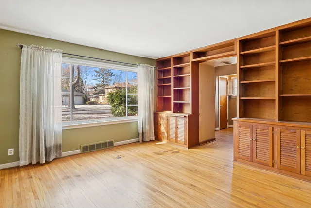 $350,000 | 210 South Gladstone Avenue, Aurora, IL 60506