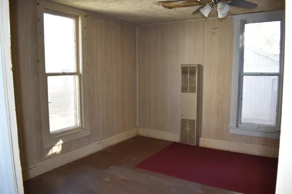 $59,900 | 317 South G Street, Wellington, KS 67152