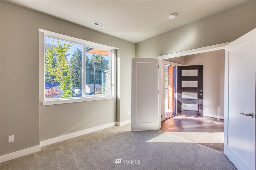 229 Lakeview Road Lynnwood, WA 98087 - Photo 2 of 15 Gallery Image 2