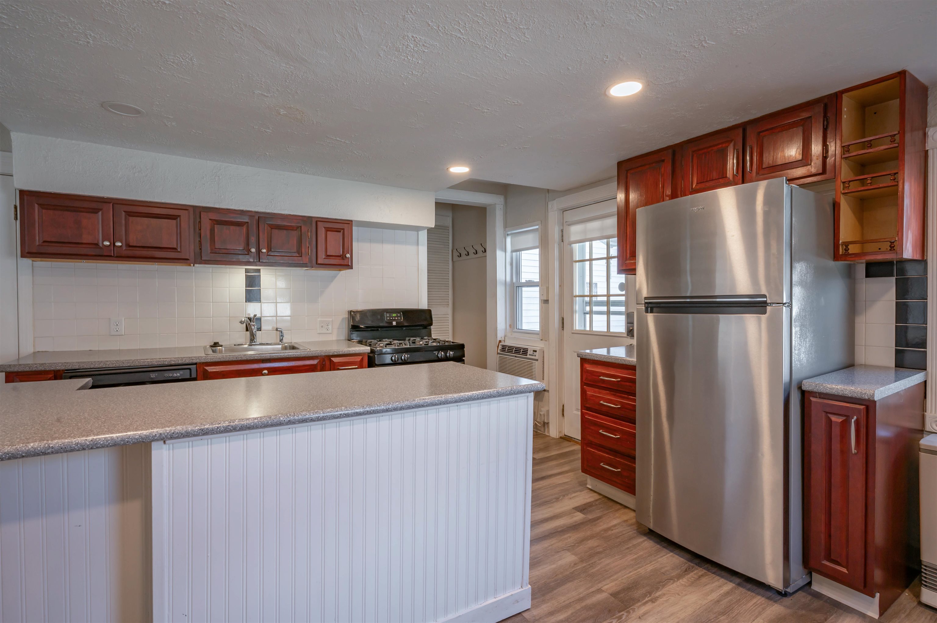 167 Mammoth Road Manchester, NH 03109 - Photo 11 of 41