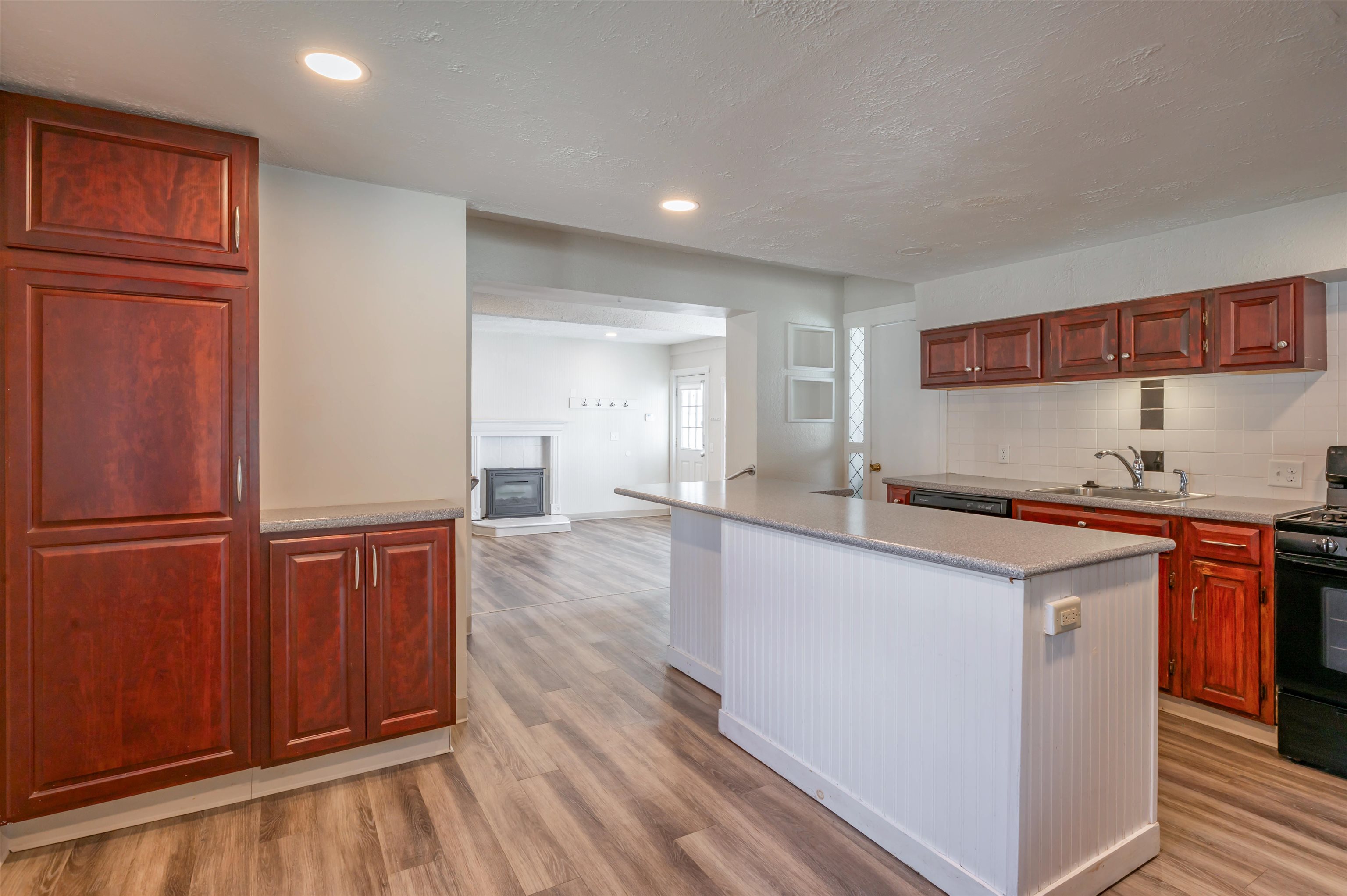 167 Mammoth Road Manchester, NH 03109 - Photo 12 of 41