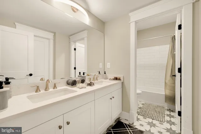 $1,995,000 | 10602 Oak Place, Fairfax, VA 22030