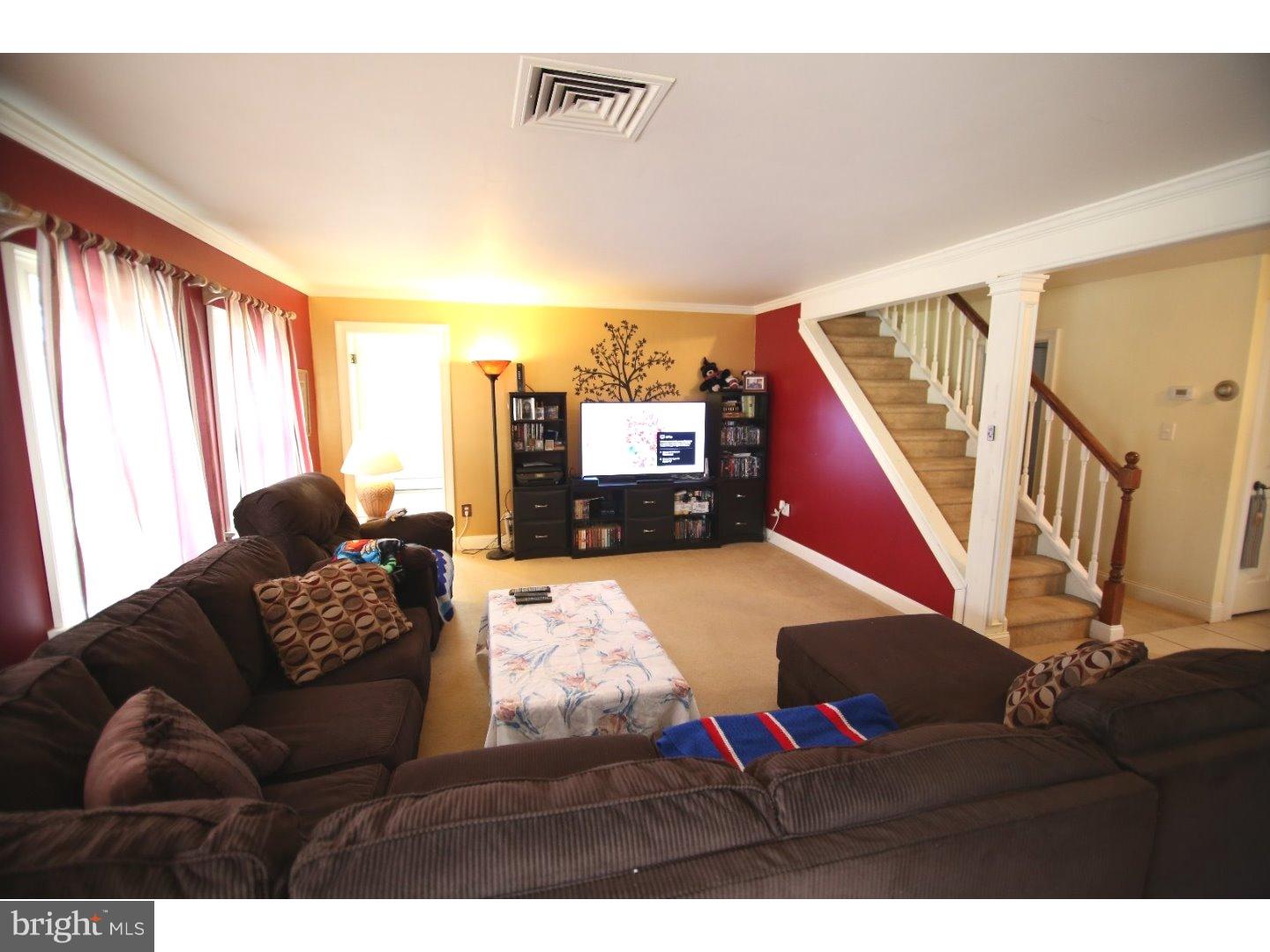 40 Silverspruce Road Levittown, PA 19056 - Photo 11 of 25 Living Room