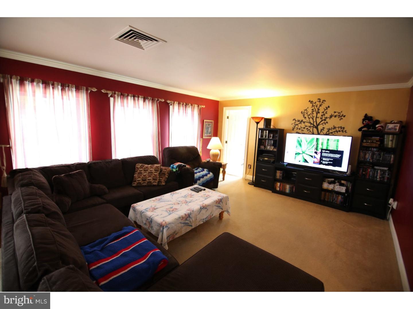 40 Silverspruce Road Levittown, PA 19056 - Photo 12 of 25 Living Room