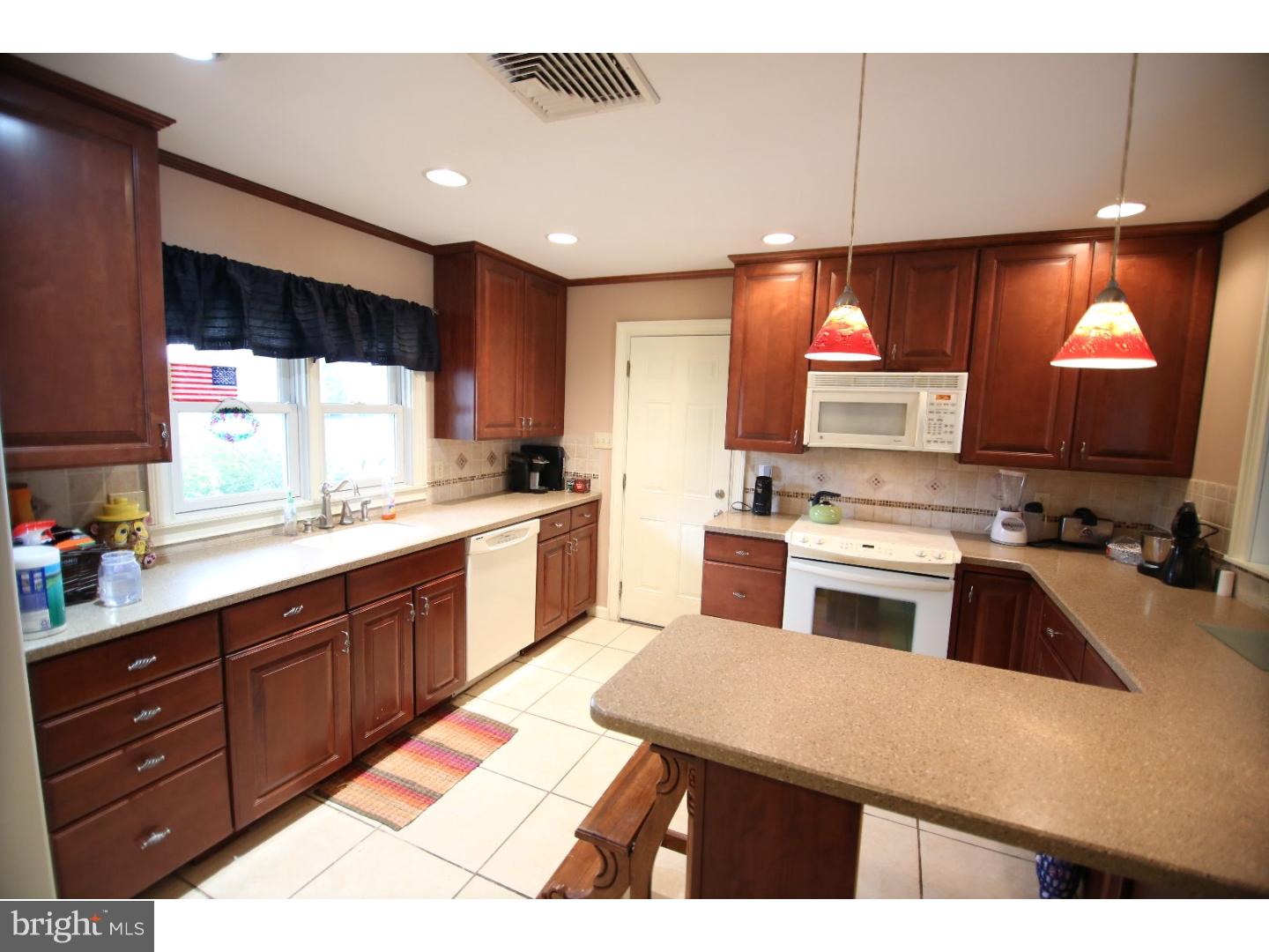 40 Silverspruce Road Levittown, PA 19056 - Photo 3 of 25 Kitchen