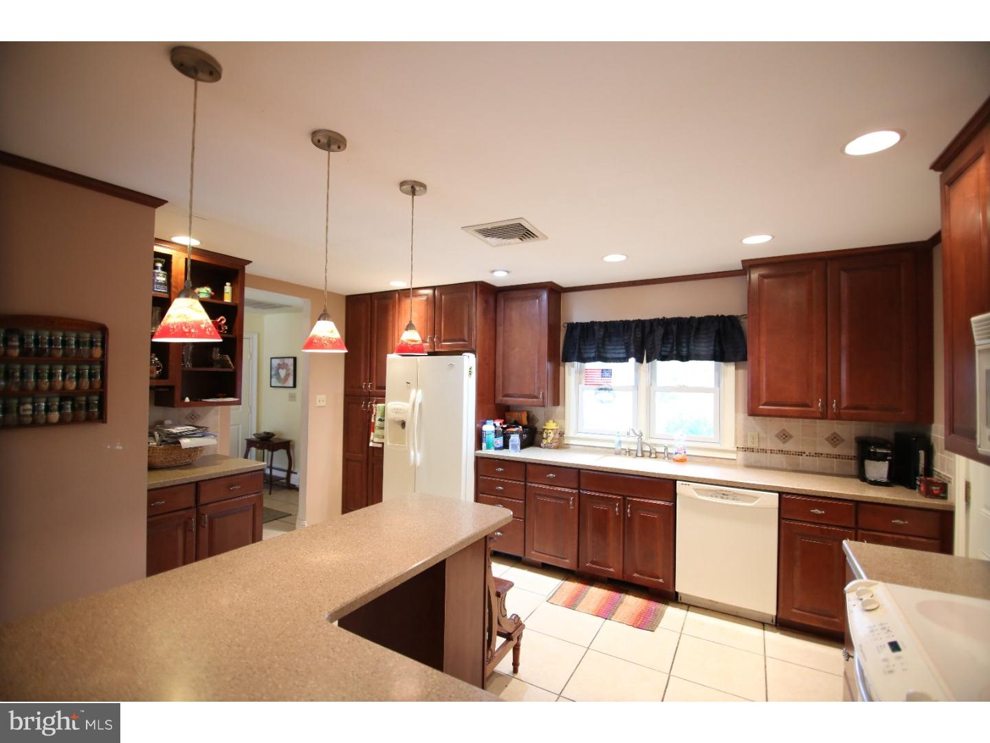 40 Silverspruce Road Levittown, PA 19056 - Photo 6 of 25 Kitchen