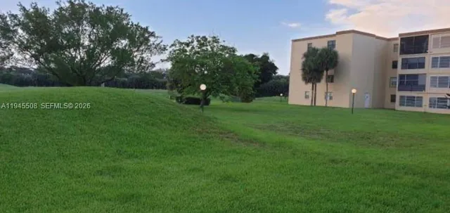 a view of a back yard