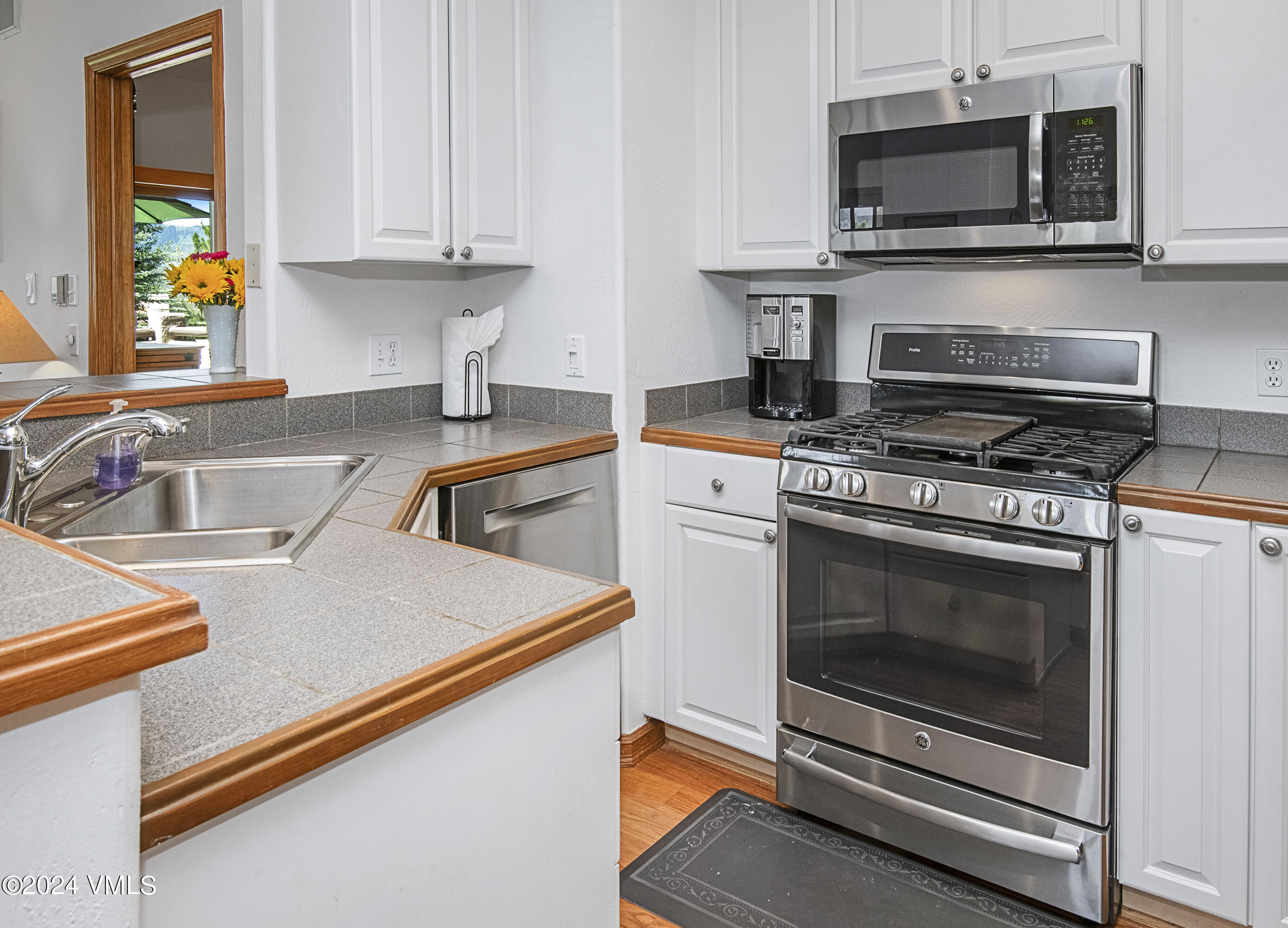 751 Singletree Road, Unit 3N Edwards, CO 81632 - Photo 19 of 35 a kitchen with stainless steel appliances a stove a microwave and sink