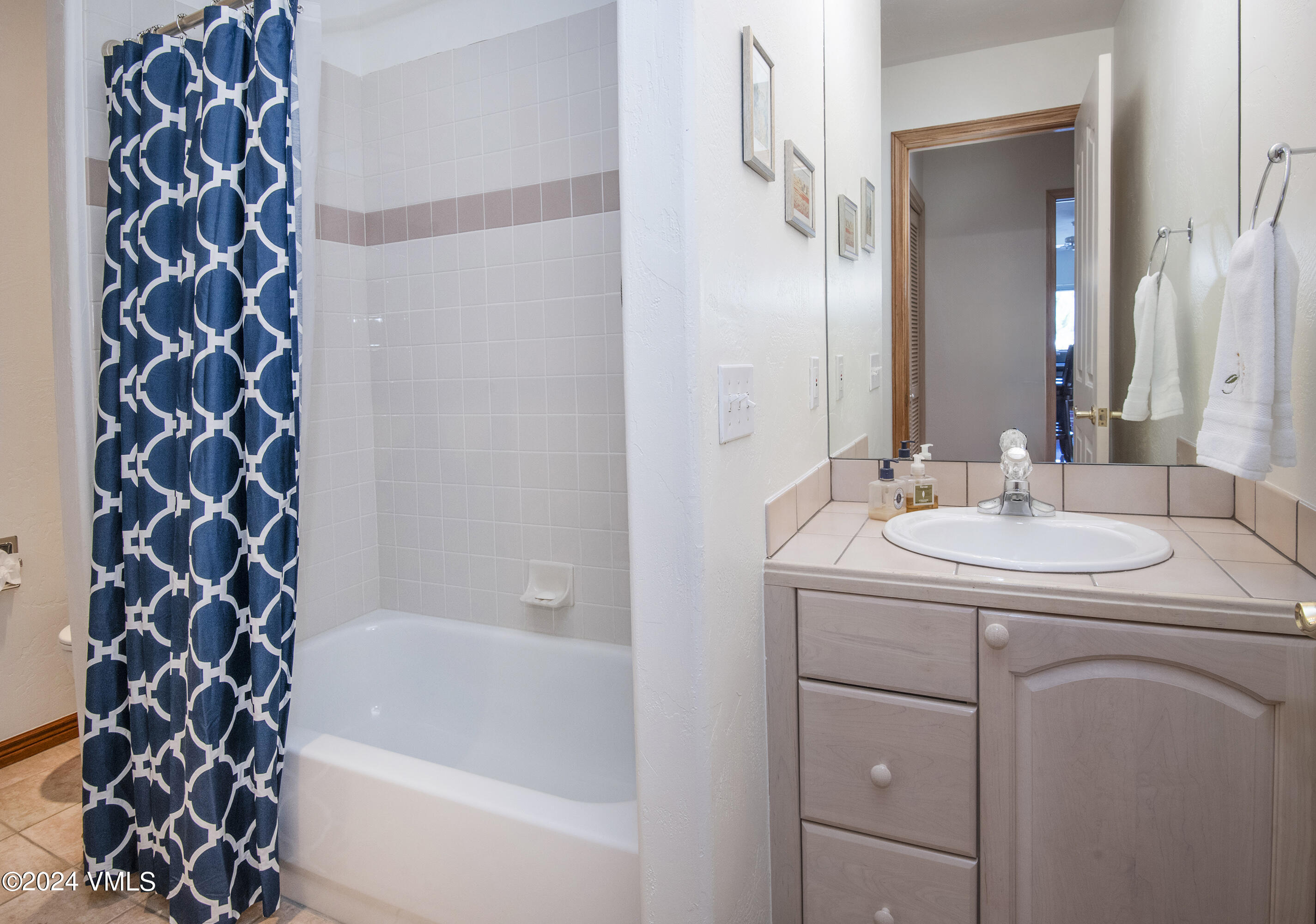 751 Singletree Road, Unit 3N Edwards, CO 81632 - Photo 28 of 35 a bathroom with a sink and a mirror