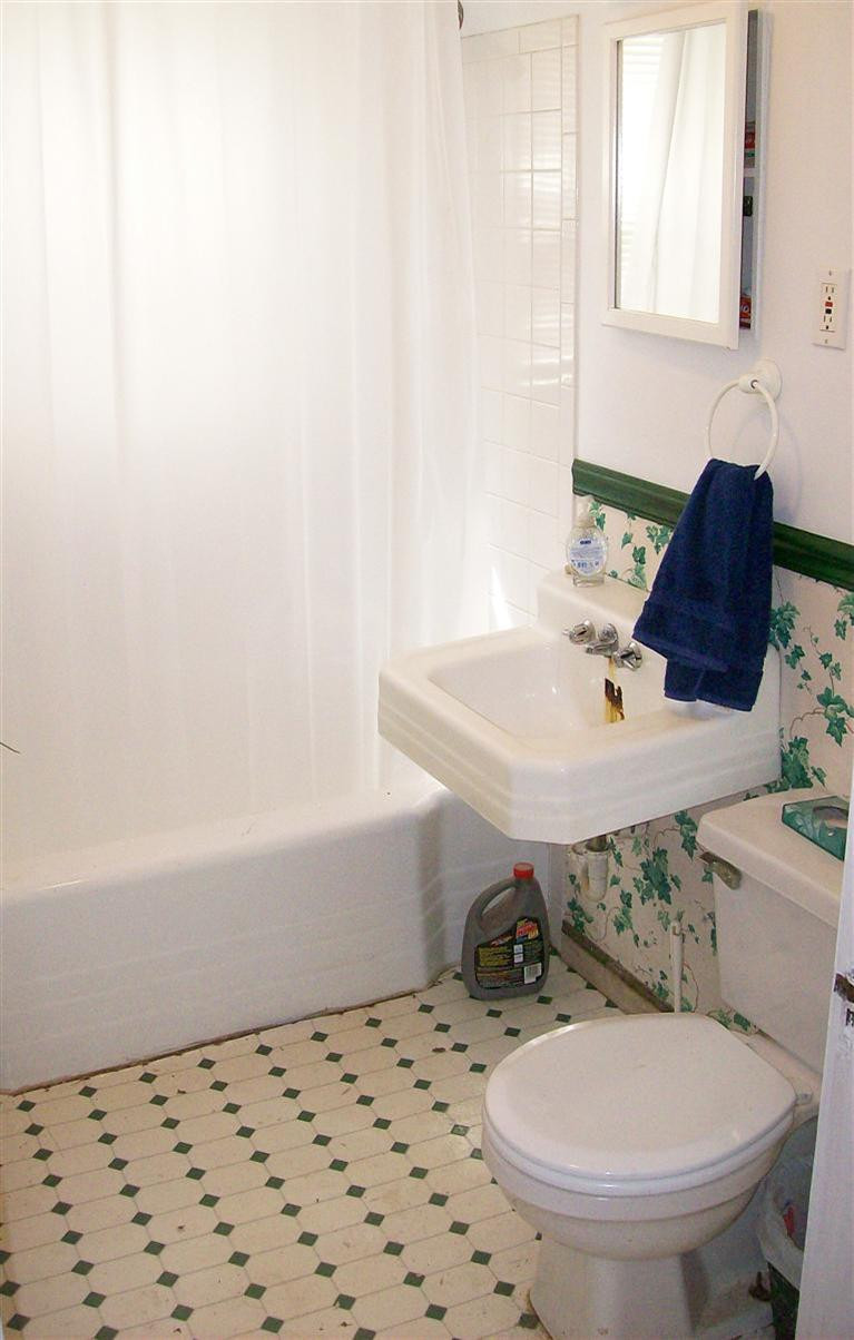 1597 North Cleveland Road Lexington, KY 40509 - Photo 18 of 48 1st floor full bath.