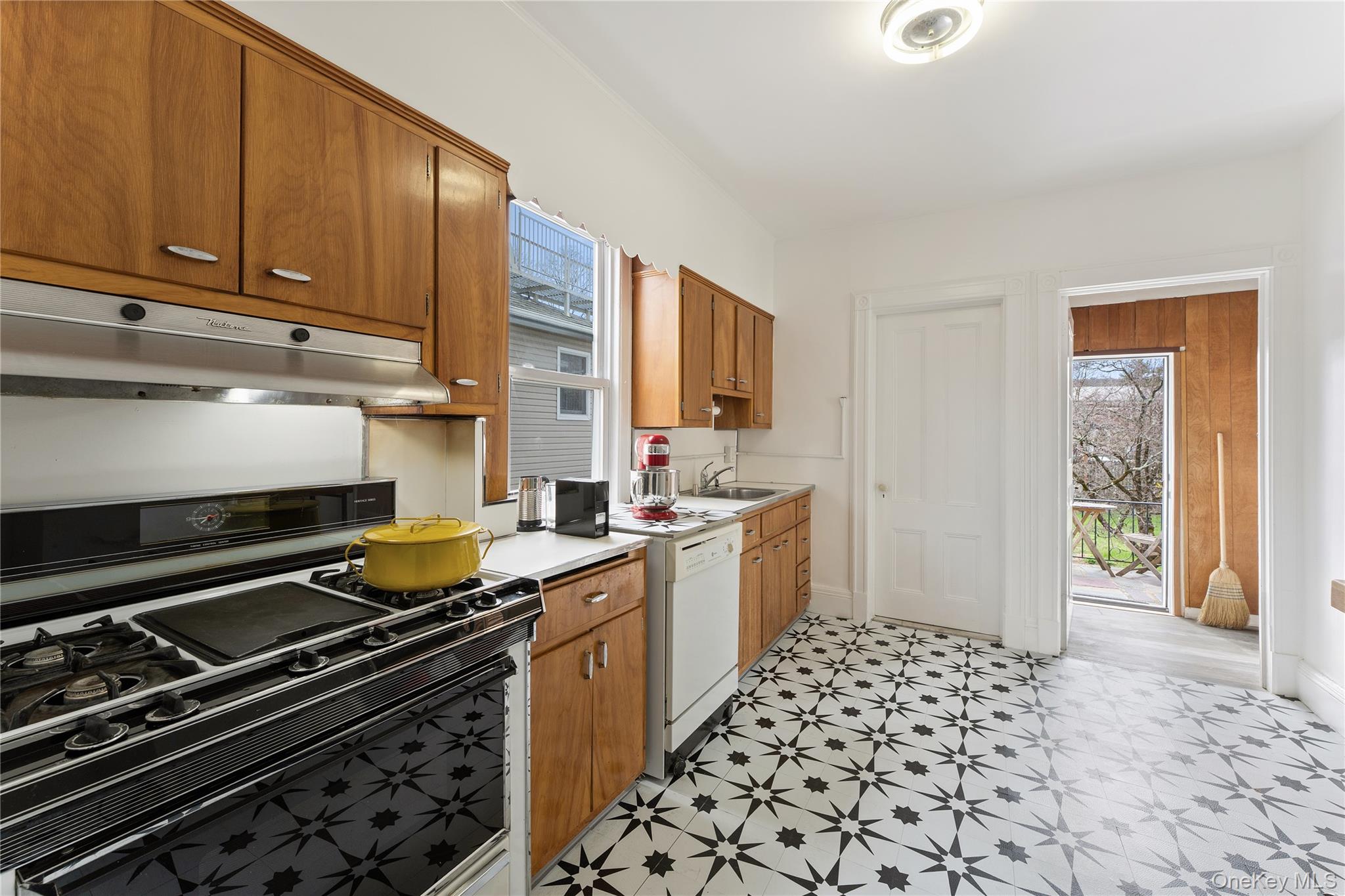 20 Maple Street Dobbs Ferry, NY 10522 - Photo 9 of 23