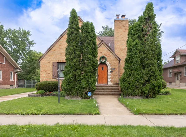 $395,000 | 725 Augusta Avenue, Elgin, IL 60120