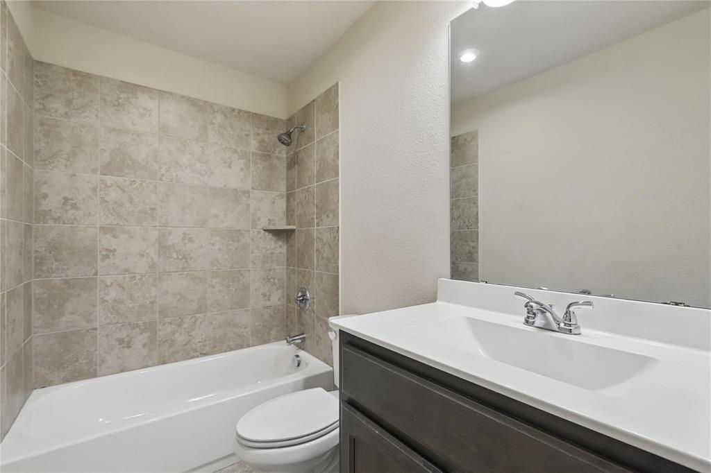 240 Springwood Ranch Loop Springtown, TX 76082 - Photo 20 of 27 a bathroom with a sink a toilet and a bathtub
